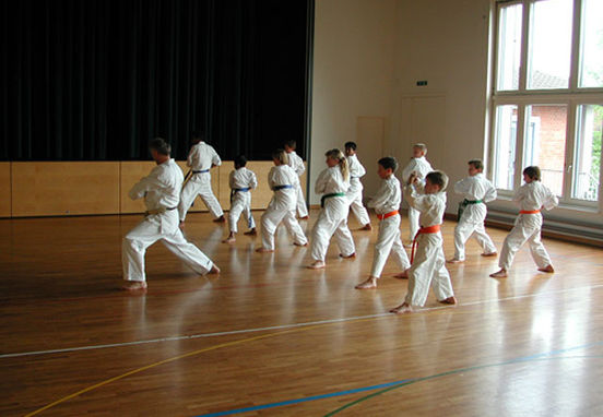 Kinder beim Karatetraining